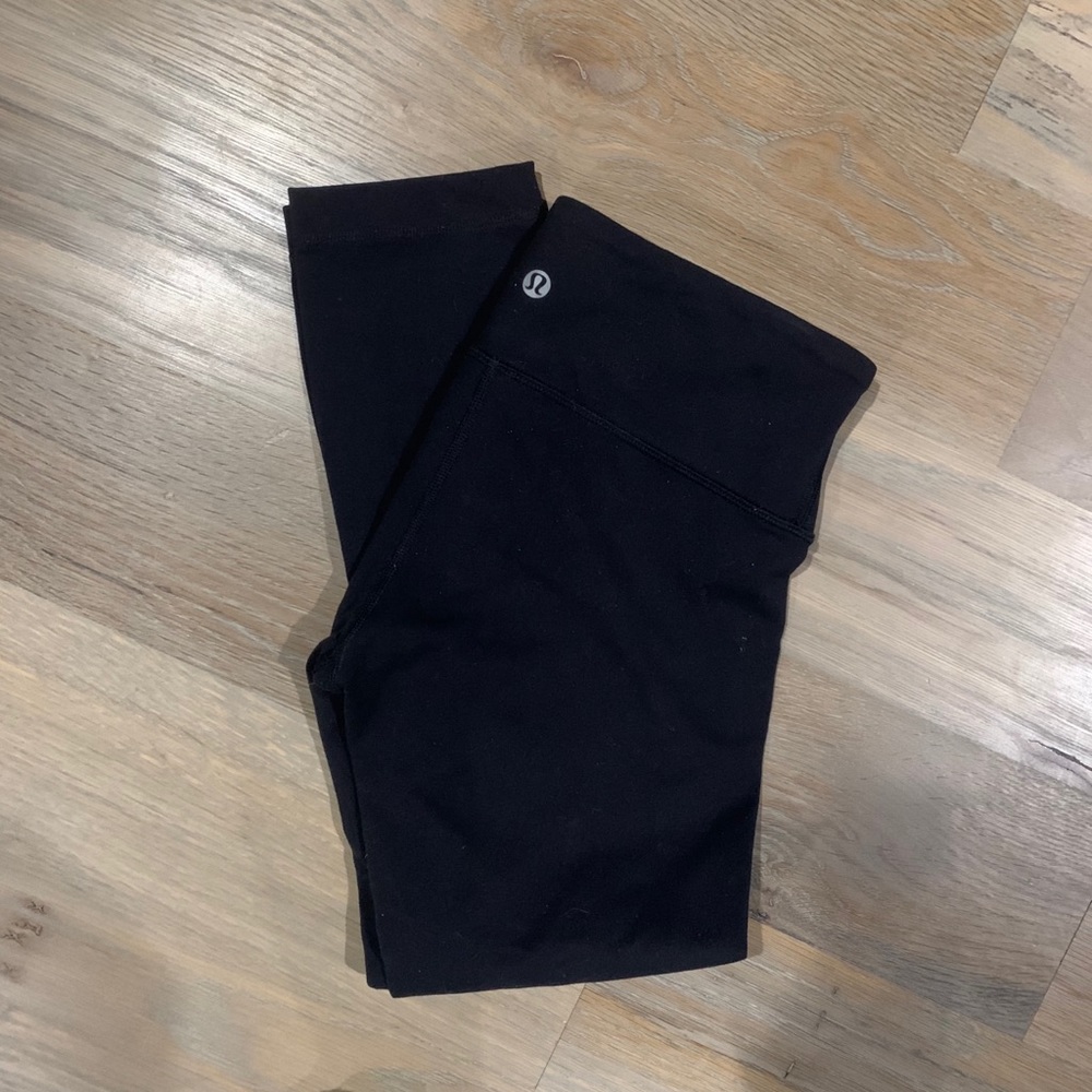 cropped black lulu leggings!